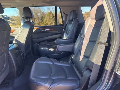 Used 2018 Cadillac Escalade Luxury image 37