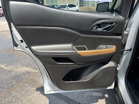 Used 2019 GMC Acadia SLE FWD image 17
