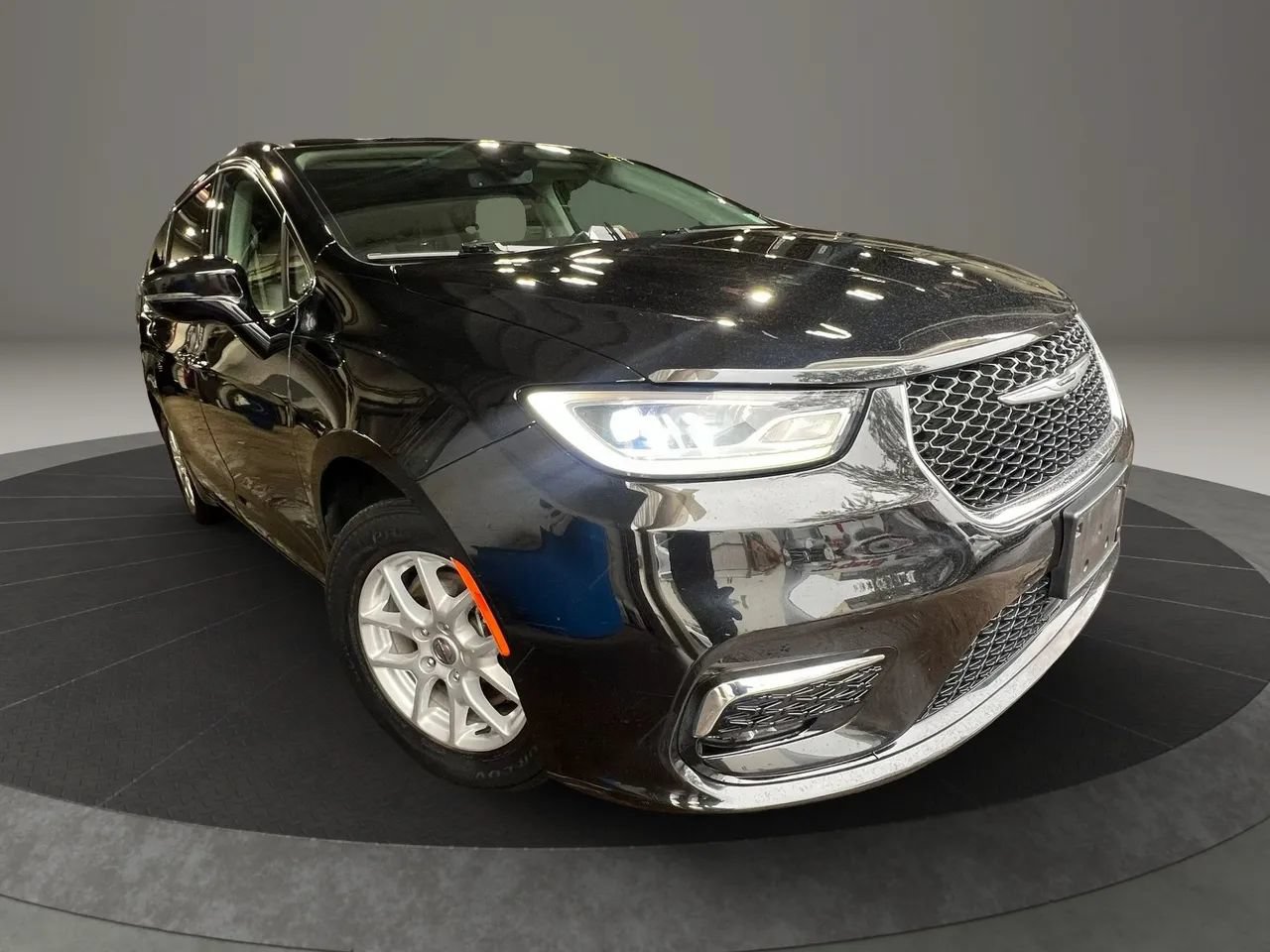 Used 2021 Chrysler Pacifica Touring-L w/ Uconnect Theater Family Group FWD image 7