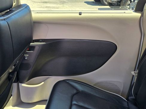 Used 2024 Chrysler Pacifica Limited FWD image 47