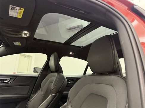 Used 2019 Volvo S60 T5 R-Design image 14