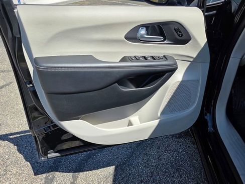 Used 2024 Chrysler Pacifica Touring-L FWD image 7