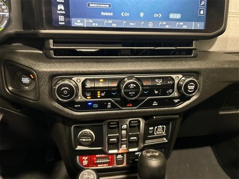 Used 2024 Jeep Wrangler Unlimited image 24