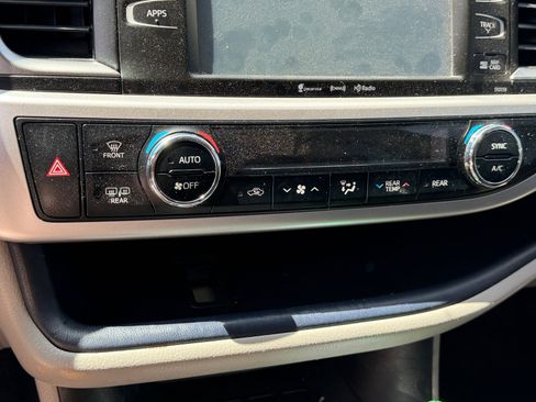 Used 2016 Toyota Highlander XLE FWD image 9