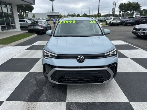 Used 2025 Volkswagen Taos SE FWD image 2