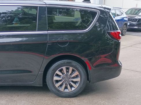 Used 2024 Chrysler Pacifica Select image 6