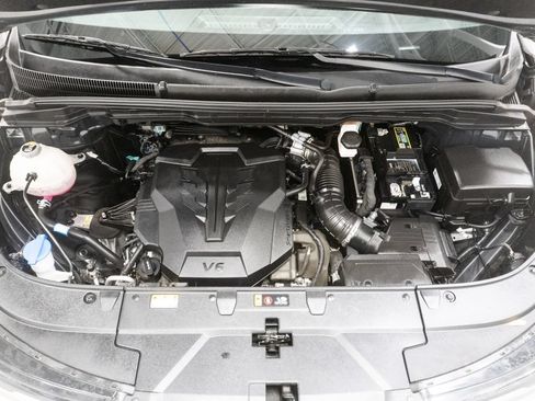 Used 2025 Kia Carnival FWD image 3