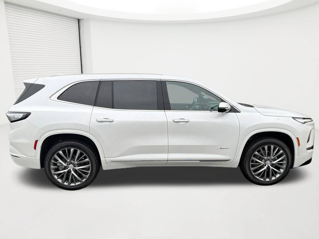 Used 2025 Buick Enclave Avenir AWD/4WD image 4