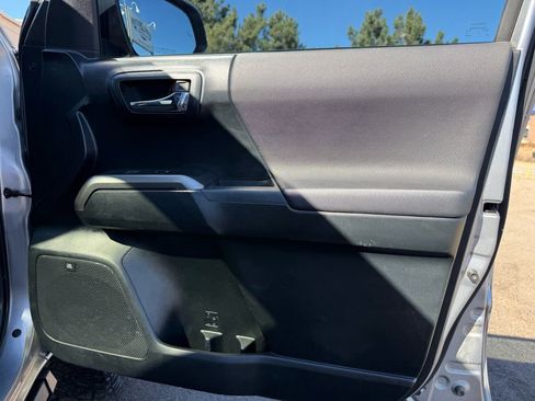 Used 2017 Toyota Tacoma TRD Off-Road image 31