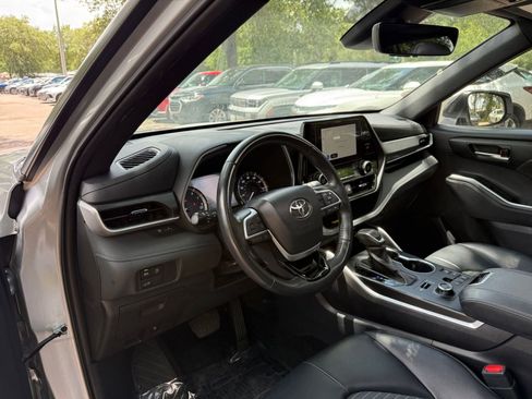 Used 2024 Toyota Highlander XSE AWD/4WD image 34