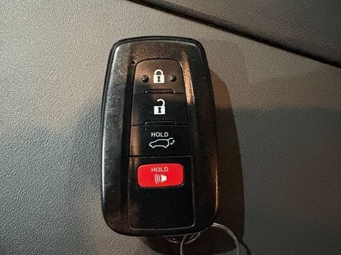 Used 2022 Toyota Highlander XLE AWD/4WD image 23