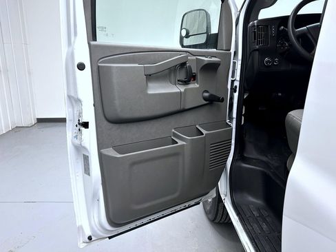 Used 2018 Chevrolet Express 2500 image 9