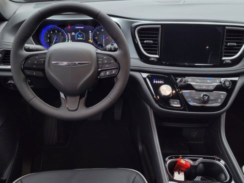 New 2026 Chrysler Pacifica Limited image 12