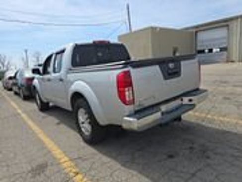 Used 2019 Nissan Frontier SV RWD image 2
