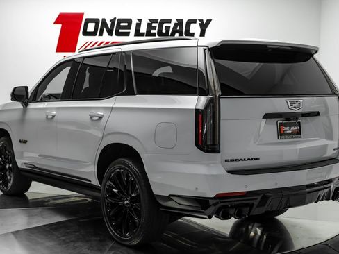 Used 2026 Cadillac Escalade V w/ LPO, ONYX Package AWD/4WD image 12