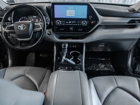 Used 2023 Toyota Highlander XLE FWD image 17