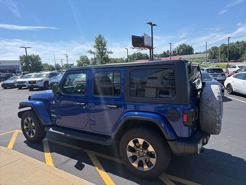 Used 2018 Jeep Wrangler Unlimited Sahara AWD/4WD image 11