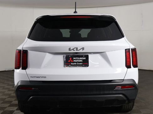 Used 2023 Kia Sorento LX image 11