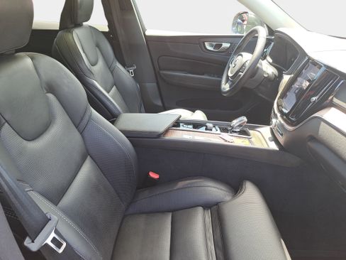 Used 2023 Volvo XC60 B5 Ultimate w/ Climate Package FWD image 10