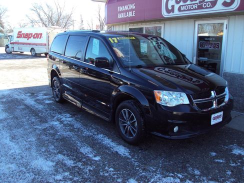Used 2017 Dodge Grand Caravan SXT image 3