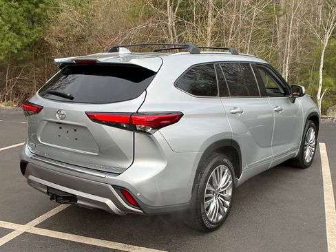 Used 2022 Toyota Highlander Platinum image 5