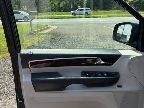 Used 2013 Volkswagen Routan SEL Premium FWD image 11