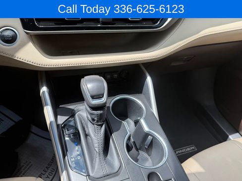 Used 2020 Toyota Highlander XLE FWD image 23