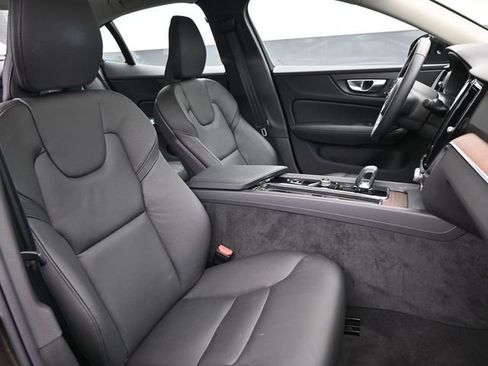 Used 2025 Volvo S60 B5 Plus image 30
