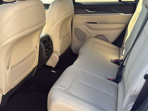 New 2025 Jeep Grand Cherokee Limited image 12