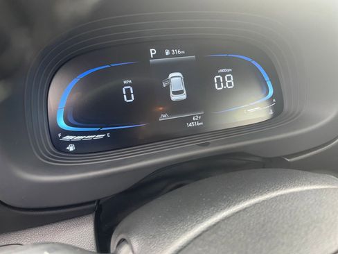 Used 2025 Hyundai Venue SEL image 35