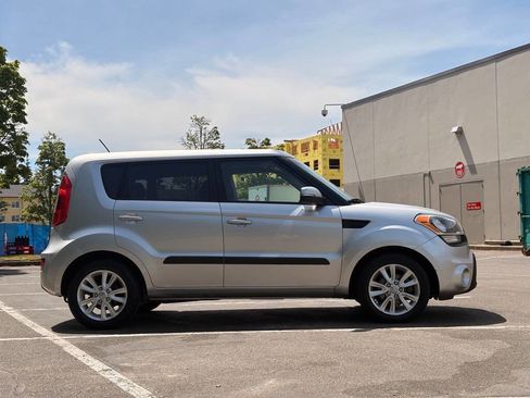Used 2013 Kia Soul + w/ Audio Pkg FWD image 6
