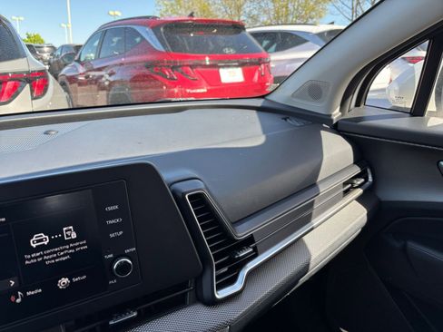 Used 2025 Kia Sportage LX FWD image 34
