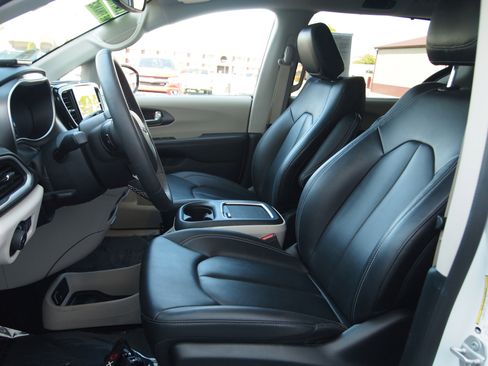 Used 2024 Chrysler Pacifica Touring-L FWD image 12