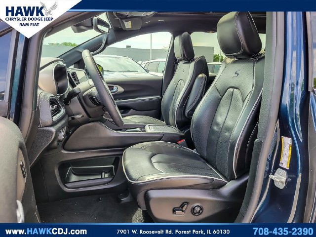 Certified 2024 Chrysler Pacifica Premium FWD image 8