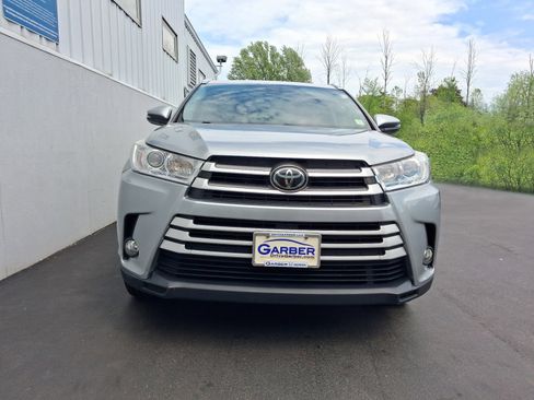 Used 2017 Toyota Highlander XLE w/ Carpet Mat Package AWD/4WD image 6