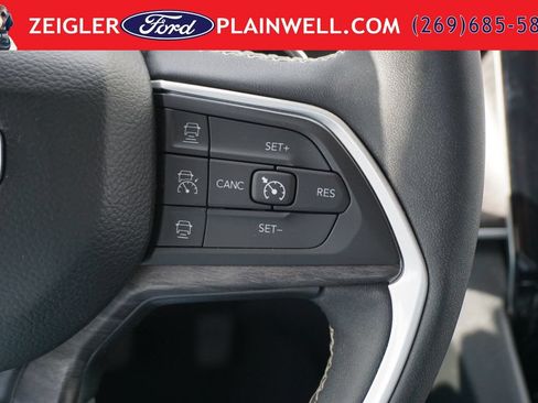 Used 2023 Jeep Grand Cherokee Limited AWD/4WD image 29