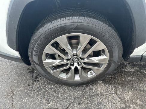 Used 2019 Toyota RAV4 XLE Premium AWD/4WD image 9