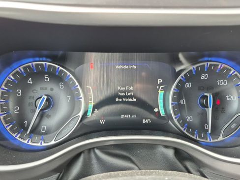 Used 2025 Chrysler Pacifica Select image 7