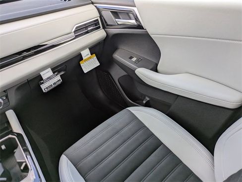 New 2025 Mitsubishi Outlander SE image 17