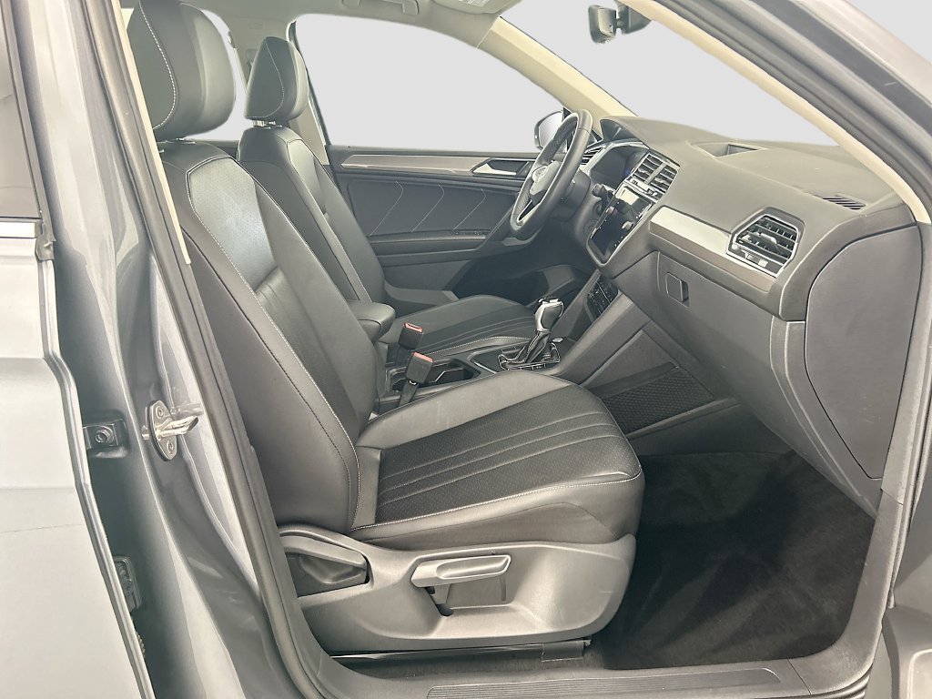 Used 2023 Volkswagen Tiguan SE FWD image 18