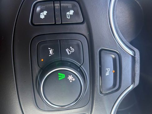 Used 2022 GMC Terrain SLT w/ Infotainment Package II FWD image 11