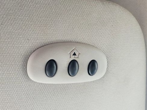 Used 2011 Chrysler Town & Country Touring image 17