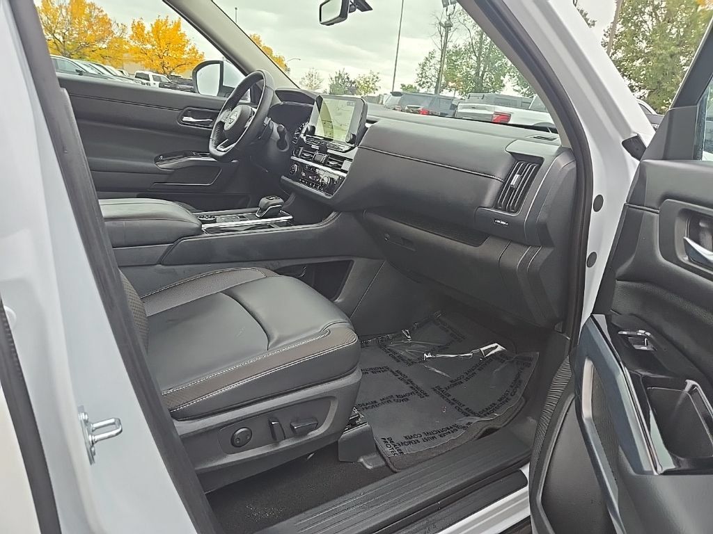 Used 2025 Nissan Pathfinder SL AWD/4WD image 29