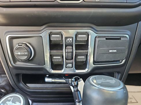 Used 2022 Jeep Wrangler Unlimited Sahara w/ Cold Weather Group AWD/4WD image 24