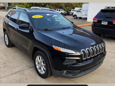 Used 2017 Jeep Cherokee Latitude w/ Safety/Convenience Group image 2