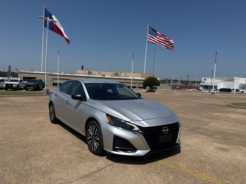 Certified 2025 Nissan Altima 2.5 SV FWD image 1