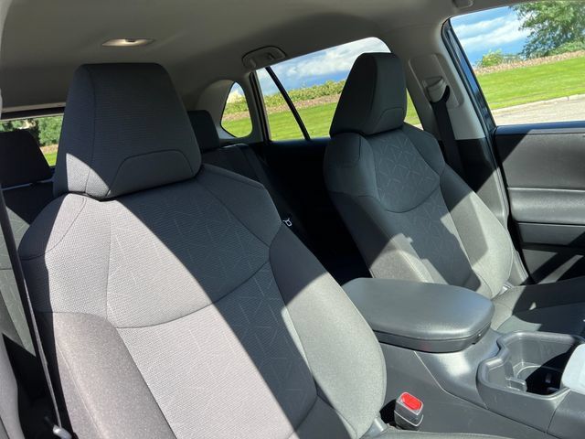 Used 2025 Toyota RAV4 XLE AWD/4WD image 36