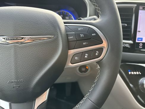 Certified 2024 Chrysler Pacifica Touring-L image 12