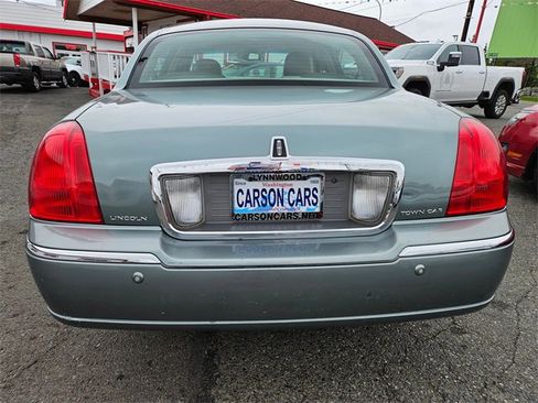 Used 2005 Lincoln Town Car Signature Limited image 4