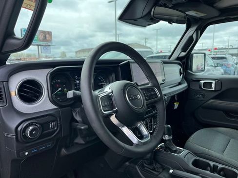 Used 2025 Jeep Wrangler Unlimited Sahara w/ Safety Group AWD/4WD image 19